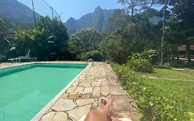 Sítio com piscina e churrasqueira